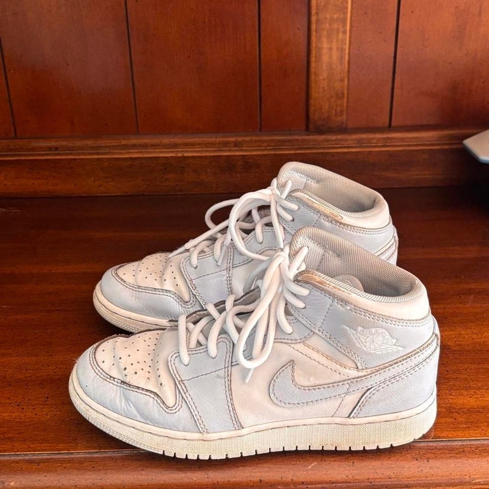 Kids Sneakers Nike Air Jordan Mids Gray and White Leather shoes - Picture 5 of 8